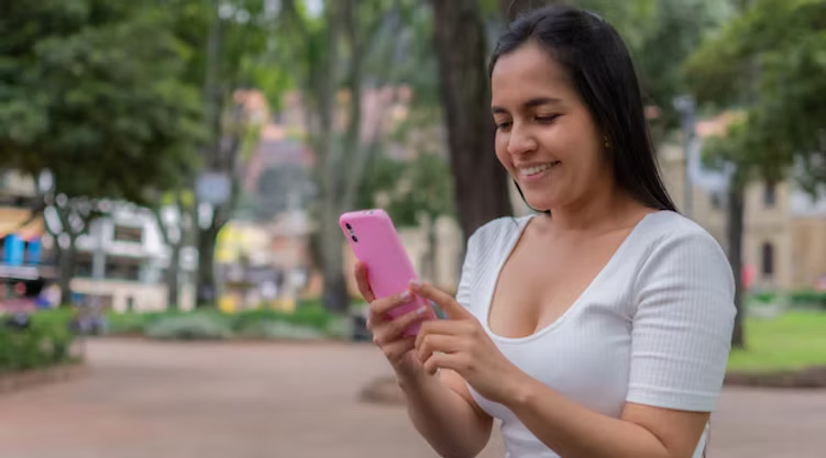 Mujer revisa su teléfono con Mujer Movil y Mexiutopic